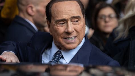 Exprimer ministro italiano Silvio Berlusconi sigue en cuidados intensivos, está consciente
